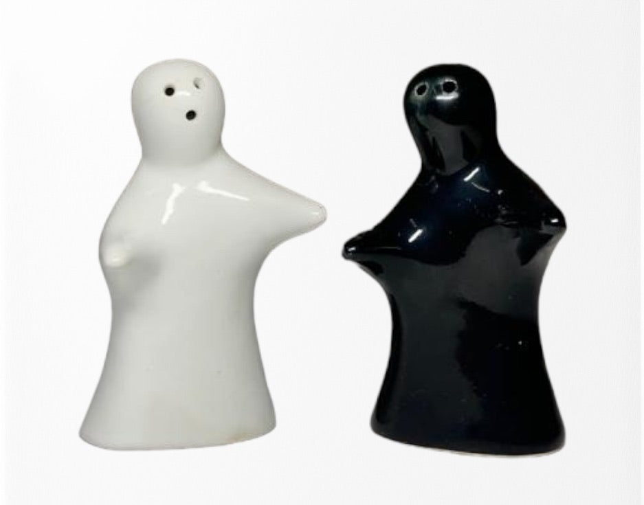 SOULCRAFTZ Salt and Pepper | Seasoning & Spice Shakers |Hugging Couple Set Holder Dispensers Pepper Condiment 2 Pcs | (Black & White)